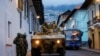 Forcat e sigurisë patrullojnë pas shpërthimit të dhunës në kryeqytetin Quito, Ekuador.