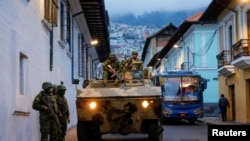 Вооружени мажи накратко ја презедоа ТВ станицата на Еквадор поради ескалацијата на насилството ширум земјата.
