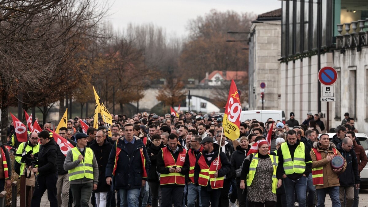 法国干邑工人抗议中国关税威胁下的出口装瓶计划