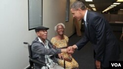 El presidente Obama saluda a James Edwards, un veterano de guerra de 103 años, durante su visita a una compañía energética en Menomonee Falls, Wisconsin.