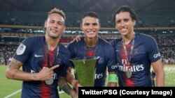 Neymar, à gauche, et ses coéquipiers posent avec le Trophée des Champions, Chine, le 8 août 2018. 