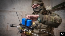  Український військовий 71-ї бригади готує безпілотник FPV на передовій, поблизу Авдіївки, Донецька область, Україна, 22 березня 2024 р. Фото: AP/Efrem Lukatsky