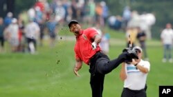 Tiger Woods saat bertanding di turnamen golf Bridgestone Invitational di Akron, Ohio, 3 Agustus 2014. (Foto:Dok)