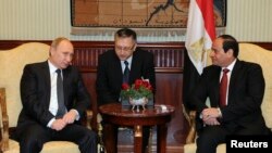 Russia's President Vladimir Putin, left, and Egypt's President Abdel Fattah al-Sisi, right, attend meeting at Cairo International Airport, Feb. 9, 2015.