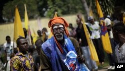 A supporter of President Joseph Kabila stands at his party's headquarters in Kinshasa, Democratic Republic of Congo, December 1, 2011.