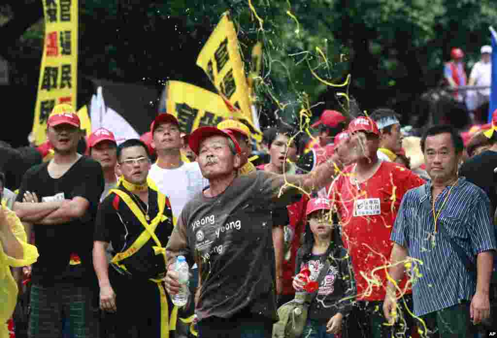 Para peternak unggas melemparkan telur busuk ke arah polisi selama protes di depan Departemen Pertanian di Taipei, Taiwan. Lebih dari 1.000 peternak memprotes penutupan pasar unggas sebagai bagian dari kebijakan pemerintah untuk mencegah wabah flu burung H7N9.