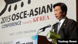 윤병세 한국 외교부 장관이 1일 서울에서 열린 2015 'OSCE-아시아 회의'에서 모두발언을 하고 있다. OSCE-아시아 회의는 OSCE와 한국·일본·태국 등 아시아 협력동반자국이 주요 안보 이슈와 협력 방안을 논의하는 장으로 각 협력동반자국이 매년 돌아가며 개최한다.