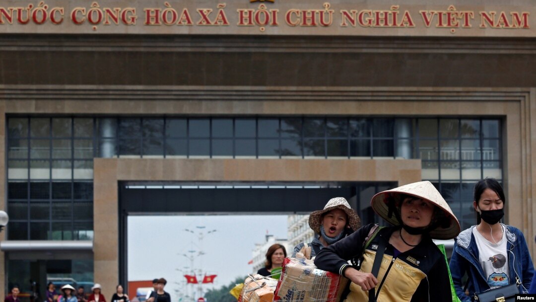 Tiểu thương đi qua một cửa khẩu biên giới Việt Nam - Trung Quốc. Khu vực biên giới là nơi từ lâu đã có hoạt động buôn bán hàng nông sản và người lao động từ Việt Nam sang tỉnh Quảng Tây tương đối nghèo nàn của Trung Quốc để tìm kiếm vận may.