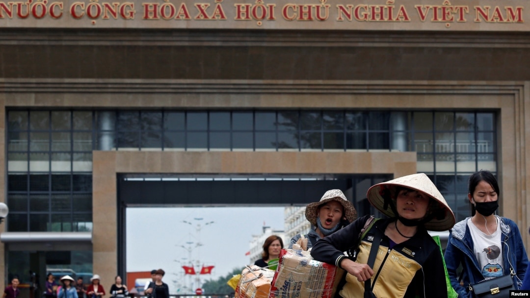 Tiểu thương mang hàng hoá qua biên giới Việt - Trung ở khu vực Móng Cái. Chính sách “Không Covid” của Trung Quốc trong thời gian qua đã gây ảnh hưởng lớn đến thương mại xuyên biên giới giữa Việt Nam và Trung Quốc.