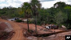 Una camioneta dañada yace estacionada al costado de un camino de tierra hacia la comunidad El Pauji en el territorio indígena pemón en la Gran Sabana, estado de Bolívar, Venezuela, el miércoles 5 de abril de 2023. (Foto AP/Matias Delacroix)
