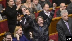  Abashingamateka bo mu gihugu ca Ukraine bariko barigina ingingo yo gutora amategeko mashasha mu nama nshingamateka kw'igenekereoz rya 21 ry'uku kwezi ka kabiri.
