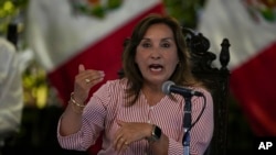 La presidenta peruana, Dina Boluarte, ofrece una conferencia de prensa en el palacio de gobierno de Lima, Perú, el martes 19 de diciembre de 2023. 