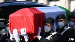 Les carabiniers transportent le cercueil de l'ambassadeur italien Luca Attanasio dans la Basilique de Sainte Marie des Anges et des Martyrs à Rome, le 25 février 2021.