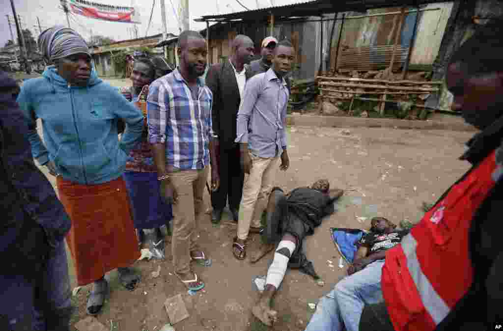 Des éléments de la Croix rouge s’occupent d’un manifestant blessés dans des affrontements contre les forces de l’ordre à Mathare, Nairobi, Kenya, 12 août 2017. 