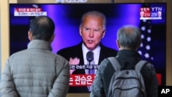 Người Hàn Quốc theo dõi bài phát biểu của ông Joe Biden được truyền hình trực tiếp tại một nhà ga ở Seoul và ngày 8/11/2020. 