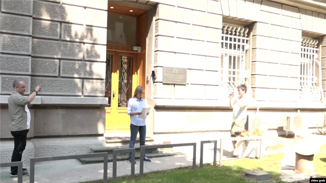 Arhiva - Direktorka novosadskog Kanala 9 Maja Pavlović u štrajku glađu ispred Predsedništva Srbije, u Beogradu, 22. avgusta 2019.