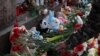 Квіти біля імпровізованого меморіалу у Санкт-Петербурзі жертвам стрілянини в концертному залі "Крокус Сіті Голл" у Московській області, 24 березня 2024 року. (Фото: REUTERS/Антон Ваганов)