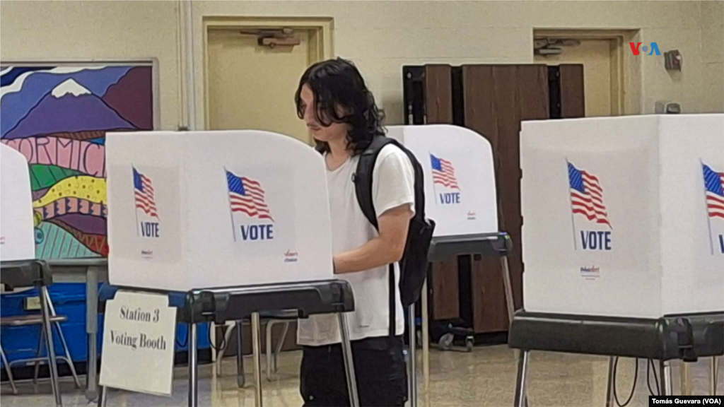 Votantes se acercan a los centros de votación a pocas horas del cierre de urnas, en&nbsp;Langly Park, Maryland.