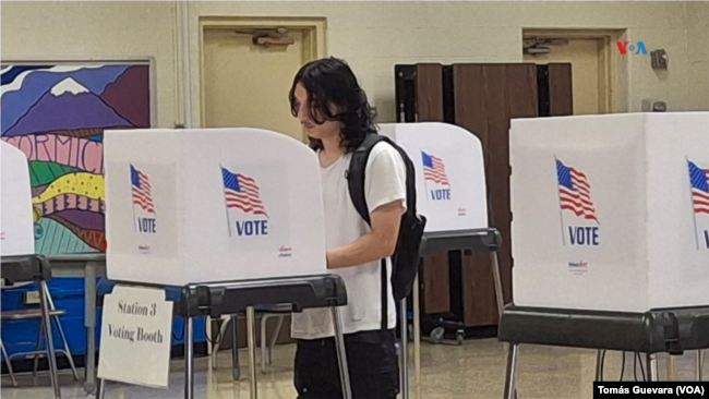 Votantes se acercan a los centros de votación a pocas horas del cierre de urnas, en Langly Park, Maryland.