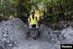 A migrant from the Free Syrian Community of Austria relation  volunteers with an after-flood cleanup successful  Kritzendorf, Austria, Sept. 26, 2024.