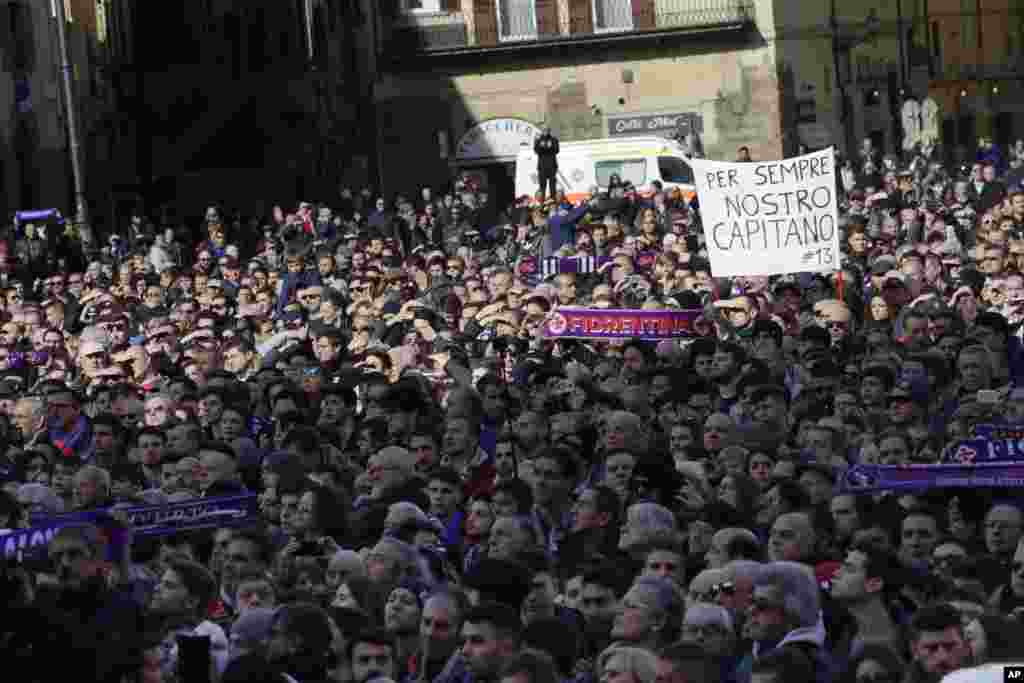 Magoya bayan Kungiyar Fiorentina a wurin addu&#39;ar jana&#39;izar Davide Astori a Florence, Italiya, Alhamis 8 Maris 2018. An tsinci gawar kyaftin din na Fiorentina a dakinsa na hotel din da suka sauka don wasa da Udinese, kuma ana jin cewa zuciyarsa ce ta daina bugawa. (AP Photo/Alessandra Tarantino)