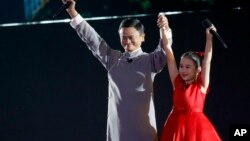 Pendiri Alibaba, Jack Ma (kiri) saat upacara penutupan Asian Games di Jakarta, 2 September 2018. 