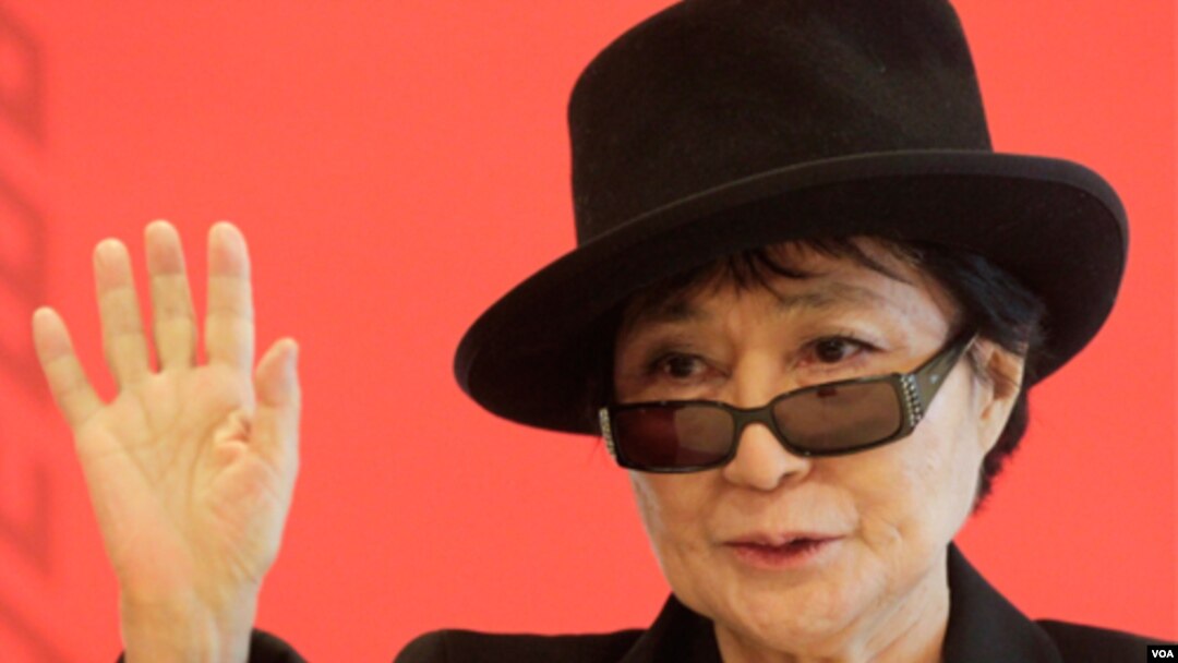 Yoko Ono dalam konferensi Pers di Vienna, seusai menerima penghargaan Oskar Kokoschka senilai 26.650 dolar dari pemerintah Austria (2/3).