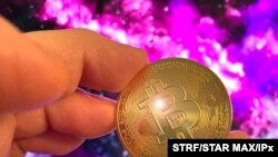 Imagen de un Bitcoin, la criptomoneda líder en el campo de dinero digital, que el 16 de febrero de 2021 alcanzó los 50.000 dólares por unidad.