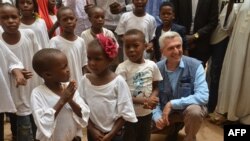 Le Haut Commissariat des Nations Unies pour les réfugiés, Filippo Grandi, en compagnie d'un groupe d'enfants réfugiés à Agadez le 21 juin 2018.