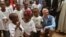 Le Haut Commissariat des Nations Unies pour les réfugiés, Filippo Grandi, en compagnie d'un groupe d'enfants réfugiés à Agadez le 21 juin 2018.