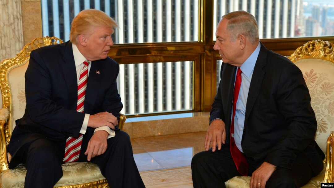 PM Israel Benjamin Netanyahu (kanan) saat bertemu Donald Trump (ketika itu masih Capres AS) di New York, 25 September 2016 lalu (foto: dok).