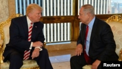 PM Israel Benjamin Netanyahu (kanan) saat bertemu Donald Trump (ketika itu masih Capres AS) di New York, 25 September 2016 lalu (foto: dok).