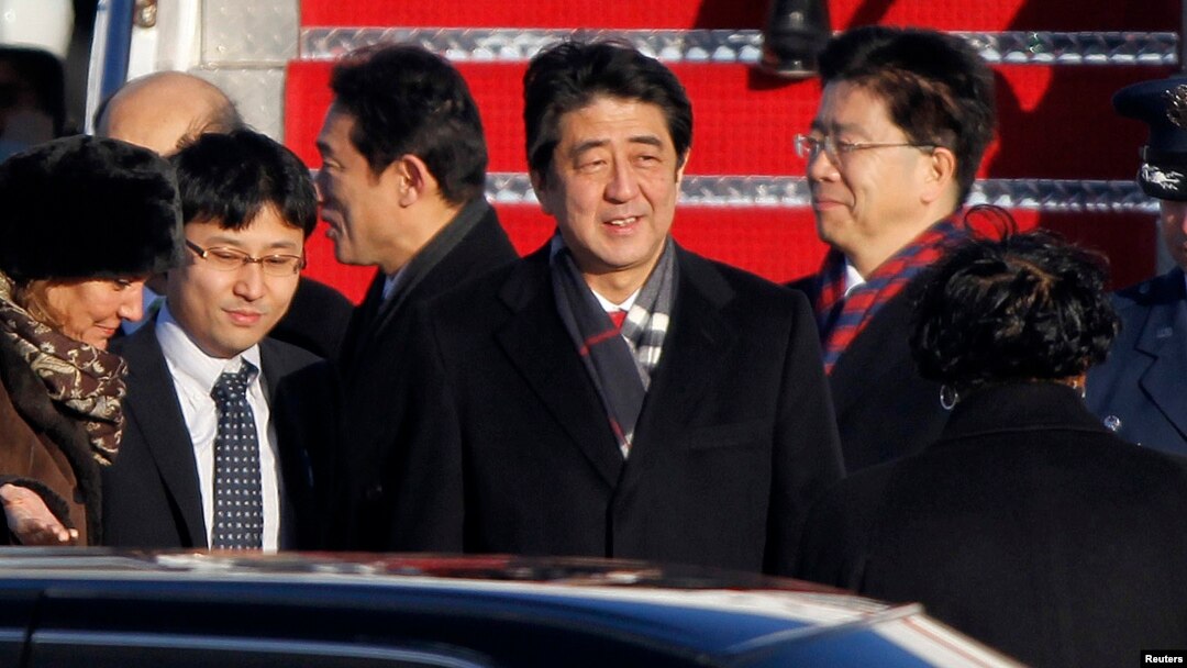 PM Jepang Shinzo Abe (tengah) saat tiba di pangkalan AU Andrews dekat Washington (21/2). 