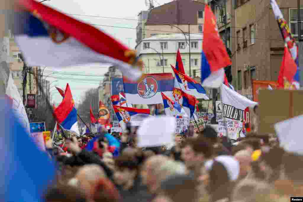 Širom Niša vijore se zastave Srbije (REUTERS/Djordje Kojadinovic)