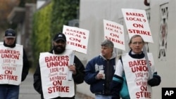 西雅图一小群糕点业工会成员罢工抗议一家糕点工厂关闭