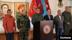 El ministro de defensa venezolano Vladimir Padrino Lopez habla con la prensa del caso de los soldados asesinados en la frontera al sur del país. FOTO: Twitter oficial del Ministerio del Poder Popular para la Defensa (@PrensaFANB)