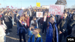 Protest i blokada tri mosta u Novom Sadu (foto: VOA/Stefan Miljuš)