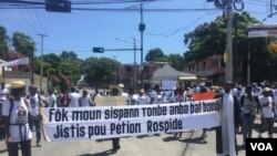 Haitian journalists, joined by supporters, march in Port-au-Prince, Haiti, Sunday to demand justice for their murdered colleague, Petion Rospide, June 16, 2019. (M. Vilme/VOA Creole)