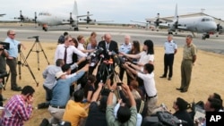 El ministro de Defensa australiano, David Johnston, habla con los periodistas en Perth, luego de suspender la búsqueda del avión malasio debido al mal tiempo.