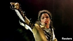 ARCHIVO - Michael Jackson durante un concierto en Viena, Austria, el 2 de julio de 1997.