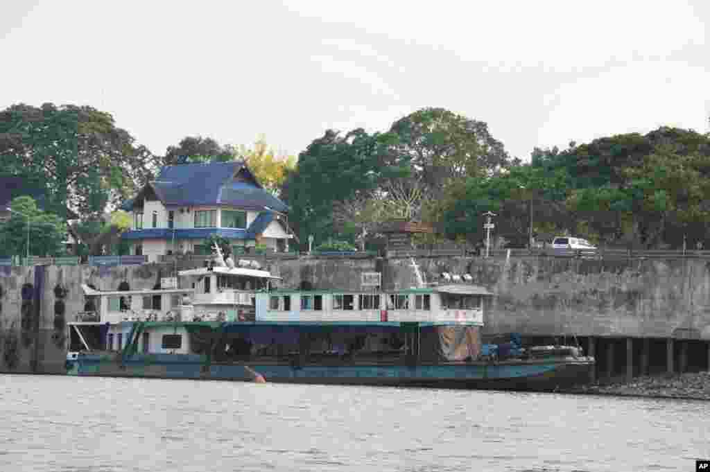 Chinese boats attacked by gunmen in October, moored at Chiang Saen Port, Thailand. (VOA - D. Schearf)