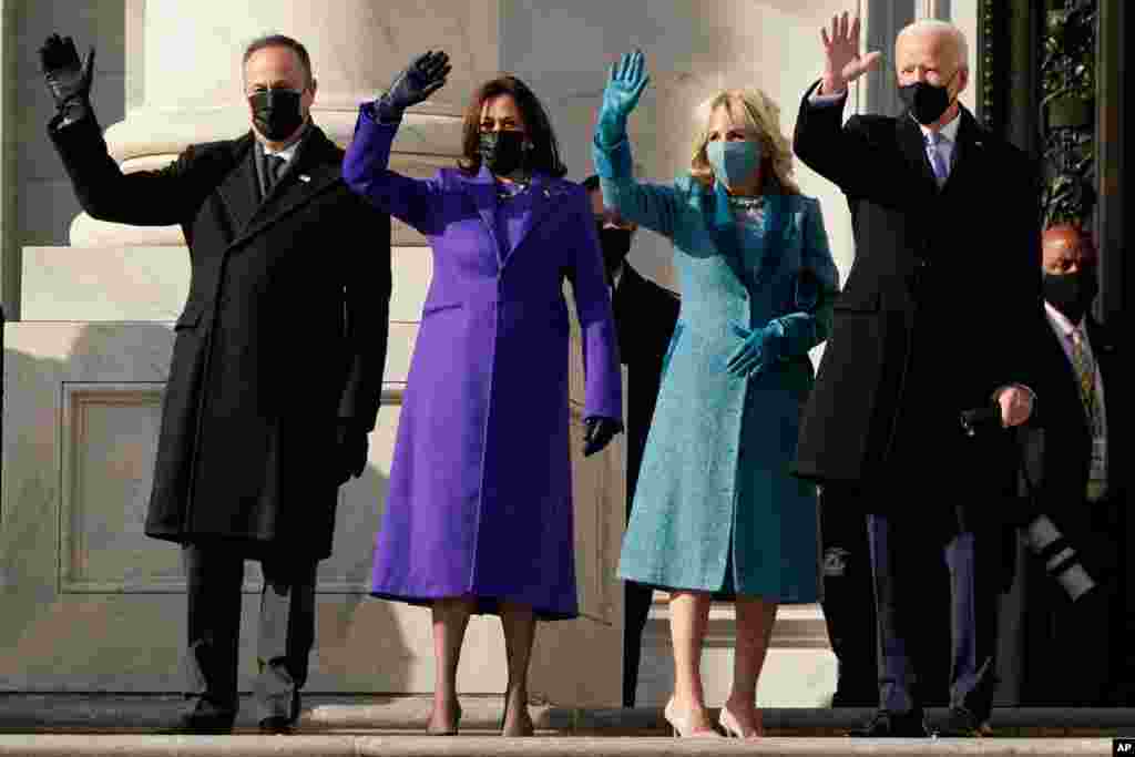 조 바이든 대통령과 부인 질 바이든 여사, 카멀라 해리스 부통령과 남편 더글러스 엠호프 씨가 취임식이 열리는 연방의사당에 도착해 손을 흔들고 있다. 