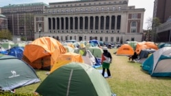 Mahasiswa pengunjuk rasa di kampus Columbia University, 30 April 2024, di New York. (Foto: AP)