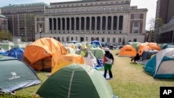 Mahasiswa pengunjuk rasa di kampus Columbia University, 30 April 2024, di New York. (Foto: AP)