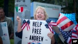 Jill Tahmooressi protesta ante el consulado de México en Miami, pidiendo la liberación de su hijo arrestado en ese país.