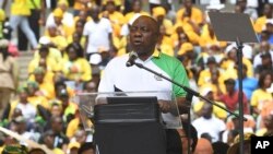 Le président sud-africain Cyril Ramaphosa lit le manifeste électoral de son parti au stade Moses Mabhida de Durban, en Afrique du Sud, le samedi 12 janvier 2019, lors des célébrations du 107e anniversaire du parti au pouvoir. (Photo AP)