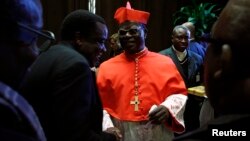 Le cardinal Laurent Monsengwo de la République démocratique du Congo reçoit des invités dans la salle Paul VI au Vatican, le 20 novembre 2010. REUTERS/Tony Gentile