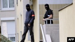 法国警察离开那所公寓大楼，调查人员在该公寓的车库进行了反恐搜查