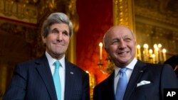 Menlu AS John Kerry dan Laurent Fabius di Quai d'Orsay, Paris (Foto: dok).