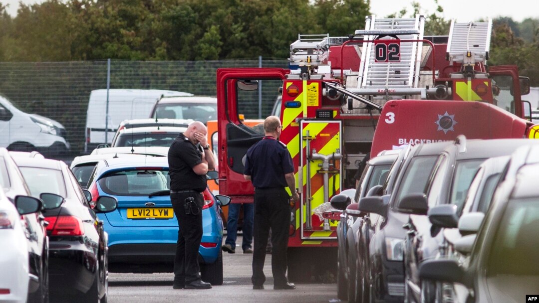 Petugas darurat tiba di lokasi jatuhnya pesawatdekat bandar udara Blackbushe di Hampshire (1/8). (AFP/Jack Taylor)